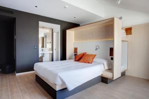 A bed or beds in a room at Toc Hostel Sevilla