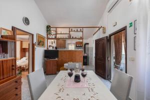 ein Esszimmer mit einem Tisch und Weingläsern darauf in der Unterkunft Apartman Matea in Sveti Lovreč Pazenatički