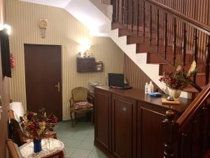 Habitación con escalera, escritorio y escalera. en GWIAZDA MORZA, en Hel