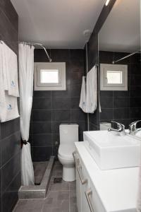 Ванная комната в Traditional Split level house in Mykonos Town