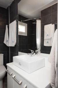 Ванная комната в Traditional Split level house in Mykonos Town