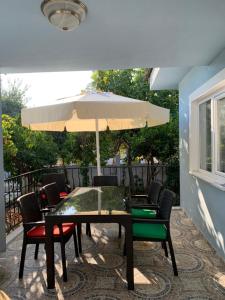 een tafel en stoelen met een parasol op een patio bij Villa Misli - Heart of Dalyan and Newly Renovated in Dalyan