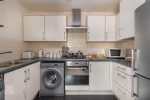 Köök või kööginurk majutusasutuses Virexxa Bletchley - Executive Suite - 2Bed Flat with Free Parking