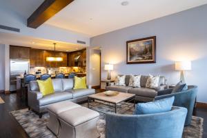 ein Wohnzimmer mit Sofas und einem Tisch in der Unterkunft Luxury 3BD Village at Northstar Residence w/ Ski Valet - Northstar Lodge 404 in Truckee