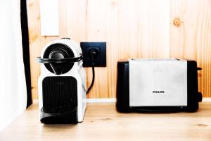 a black and white blender next to a toaster at Beach House in Lège-Cap-Ferret