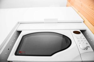 a microwave oven sitting on top of a counter at Beach House in Lège-Cap-Ferret
