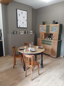 ein Esszimmer mit einem Tisch und 2 Stühlen in der Unterkunft LOUHANS Les Petites Arcades avec ses deux appartements coté seille et coté jardin in Louhans