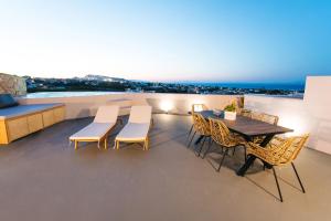 En balkon eller terrasse på Amer Villa Santorini with outdoor hot tub