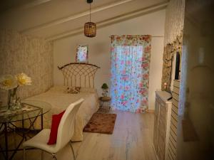 1 dormitorio con cama, mesa y ventana en Casa Tatisita Luna, en Segura de la Sierra