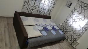 1 cama en una habitación junto a una cortina en Casa Fonseca by Paula en Solduno