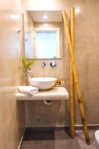 Et badeværelse på Amer Villa Santorini with outdoor hot tub