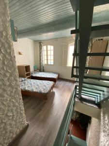 - un salon avec 2 lits et un escalier dans l'établissement la Palmette , NOUVEAU ! climatisée et wifi, à Lapalme 1 autre photo