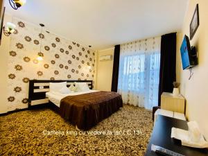 een hotelkamer met een bed en een raam bij Pensiunea Camena in Piatra Neamţ