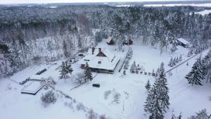 una vista aérea de una casa en la nieve en Chutor Nad Narwią, en Ploski