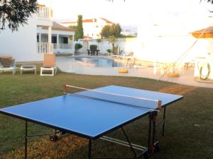 Tenis alebo squash v ubytovaní Apartamentos Solar Veiguinha alebo jeho okolí