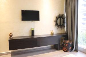 En tv och/eller ett underhållningssystem på Luxury Appartement Noor