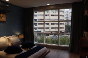 a bedroom with a bed and a large window at Luxury Appartement Noor in Fès