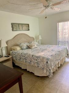 Кровать или кровати в номере Siesta Key Escape Ground Floor Steps to Heated Pool and Free Trolley