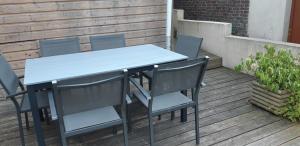 einen blauen Tisch und Stühle auf einer Terrasse in der Unterkunft MONTVILLE sweet home ... wifi in Montville