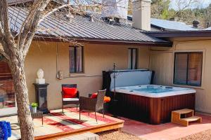 Patio nebo venkovní prostory v ubytování Hot Tub and Fire Pit Sedona Oasis!