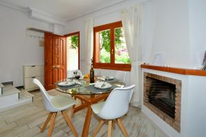 a dining room with a table and chairs and a fireplace at Apartamento Casa Prima in Playa Flamenca