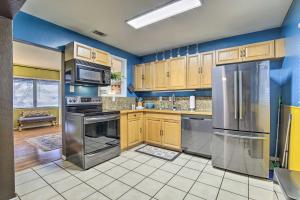 Η κουζίνα ή μικρή κουζίνα στο Tropical Palm Harbor Retreat with Lanai and Patio!