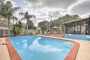Πισίνα στο ή κοντά στο Tropical Palm Harbor Retreat with Lanai and Patio!