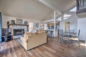 Η κουζίνα ή μικρή κουζίνα στο Resort Perks Spacious Lake of the Ozarks Home