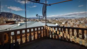Vista generica sulle montagne o vista sulle montagne dall'interno del bed & breakfast