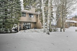 Pagosa Springs Condo with Patio, 4 Mi to Hot Springs v zimě