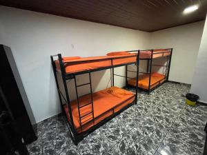 Un pat sau paturi într-o cameră la El Machico Hostel