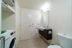 Et badeværelse på Mountain View City Apartment