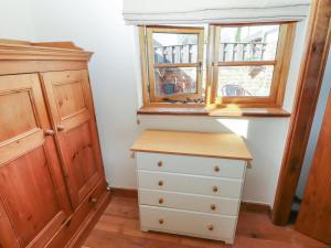 1 dormitorio con vestidor y ventana en Top Farm Cottage, en Oswestry