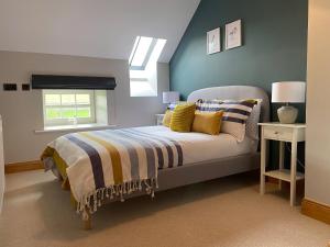 Ένα ή περισσότερα κρεβάτια σε δωμάτιο στο Beehive Barn