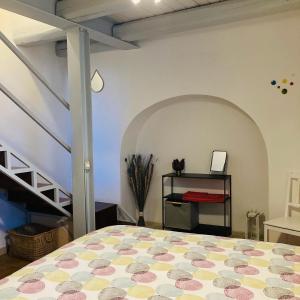 Habitación con cama y mesa con gato en CIRIBACCO ROOMS, en Macerata