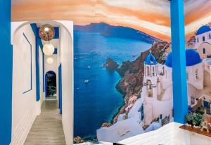 ein Wandbild einer Santorini-Insel mit Meerblick in der Unterkunft Sky Tree B&B in Taichung