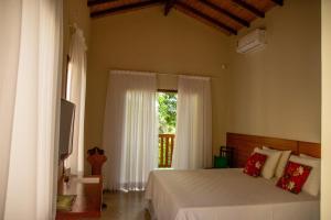 a bedroom with a bed and a window at Lagoa Seca Hotel Rural in São Lourenço