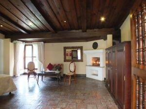 sala de estar con mesa y sillas en Casa Santa Rosa Hotel Boutique, en Antigua Guatemala