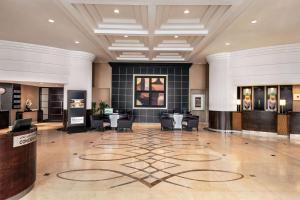 Vestibiulis arba registratūra apgyvendinimo įstaigoje Ramada Plaza by Wyndham Dubai Deira