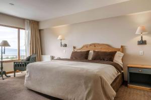 Cama ou camas em um quarto em Wyndham Garden Ushuaia Hotel del Glaciar