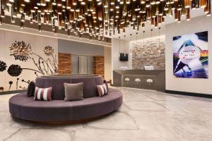 イスタンブールにあるTryp by Wyndham Istanbul Topkapiのライト付きの部屋に大きな紫色のソファ
