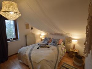 1 dormitorio con 1 cama con 2 almohadas en Spacious Holiday Home in Vielsalm with Garden, en Vielsalm