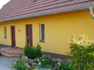 Stolpe auf UsedomにあるCheerful Apartment in Wilhelmshof Usedom near Baltic Seaの赤屋根の黄色い家