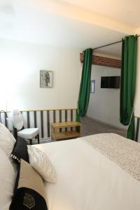 1 dormitorio con 1 cama grande y cortinas verdes en Love and More House, en Imola