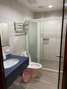 羅東鎮的住宿－羅東珍寶，浴室配有卫生间、盥洗盆和淋浴。