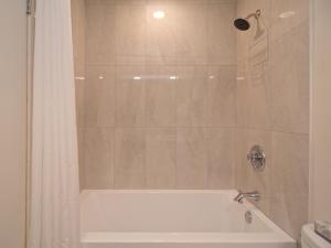 Ванная комната в Hearthstone Lodge loft, Village centre, Private Hot tub, sleeps 6 +15 фотографий