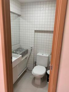 La salle de bains est pourvue de toilettes, d'un lavabo et d'une baignoire. dans l'établissement Cupe Beach Living Porto de Galinhas, à Porto de Galinhas