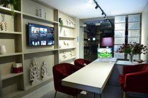 Μια τηλεόραση ή/και κέντρο ψυχαγωγίας στο Levante Holiday Apartments