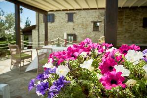a bouquet of pink and purple flowers on a patio at Villa Umbra in Città di Castello