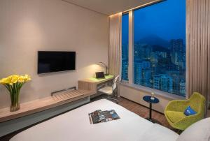 香港的住宿－香港九龍CBD2智選假日酒店，酒店客房设有一张床和一个大窗户